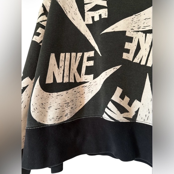 Nike Women Icon Clash Black/White Fleece Crop Crew Pullover - Picture 2 of 7